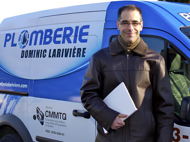 2009 - Dominic larivière devant un camion de Plomberie Dominic Larivière inc.